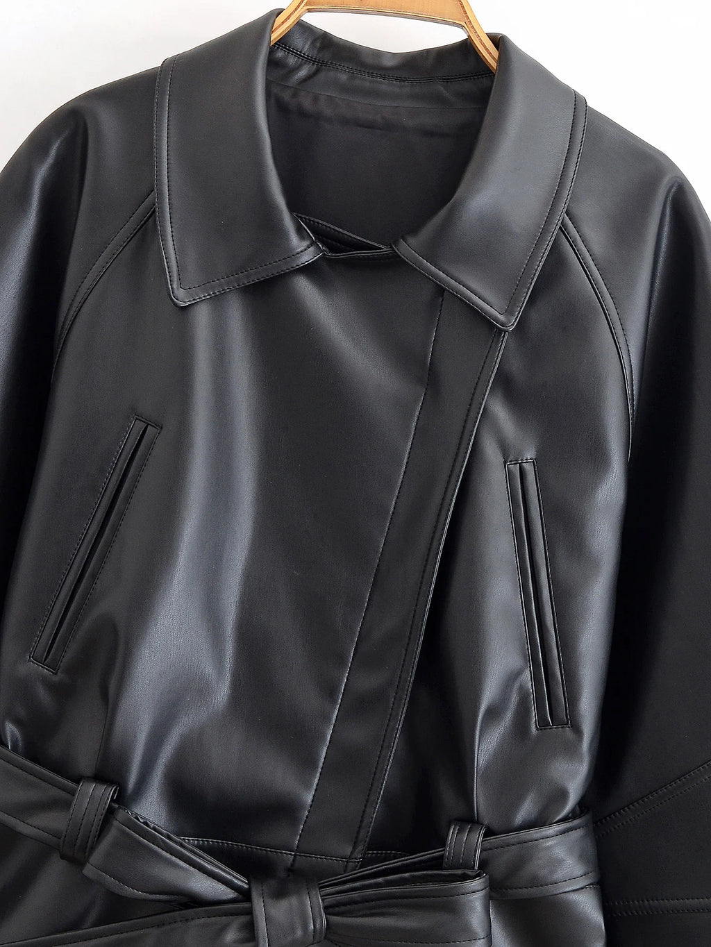 Chaqueta de polipiel con solapa y cinturón estilo motero
