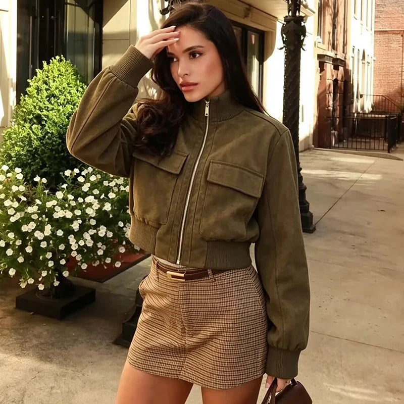 Chaqueta ajustada de cuello alto con cremallera y bolsillos