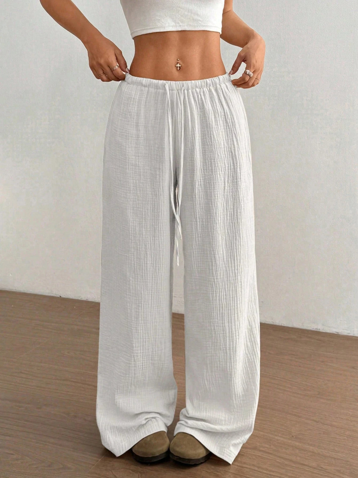 Pantalón de algodón con cordón y pierna ancha