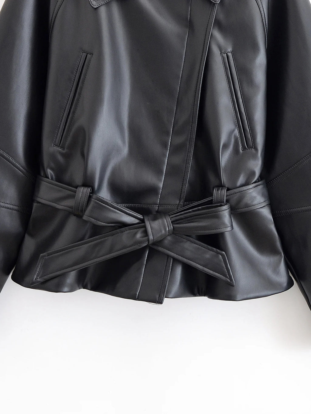 Chaqueta de polipiel con solapa y cinturón estilo motero