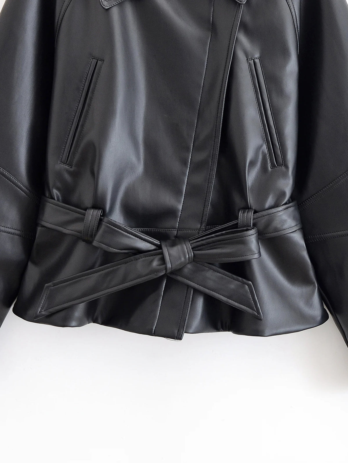 Chaqueta de polipiel con solapa y cinturón estilo motero