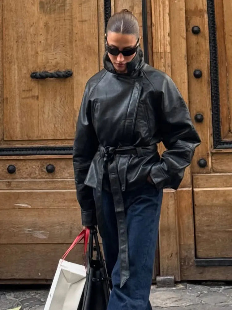 Chaqueta de polipiel con solapa y cinturón estilo motero