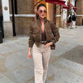 Chaqueta ajustada de cuello alto con cremallera y bolsillos