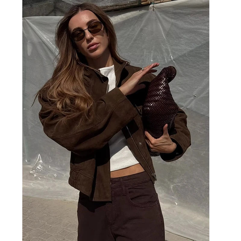 Chaqueta ajustada de cuello alto con cremallera y bolsillos