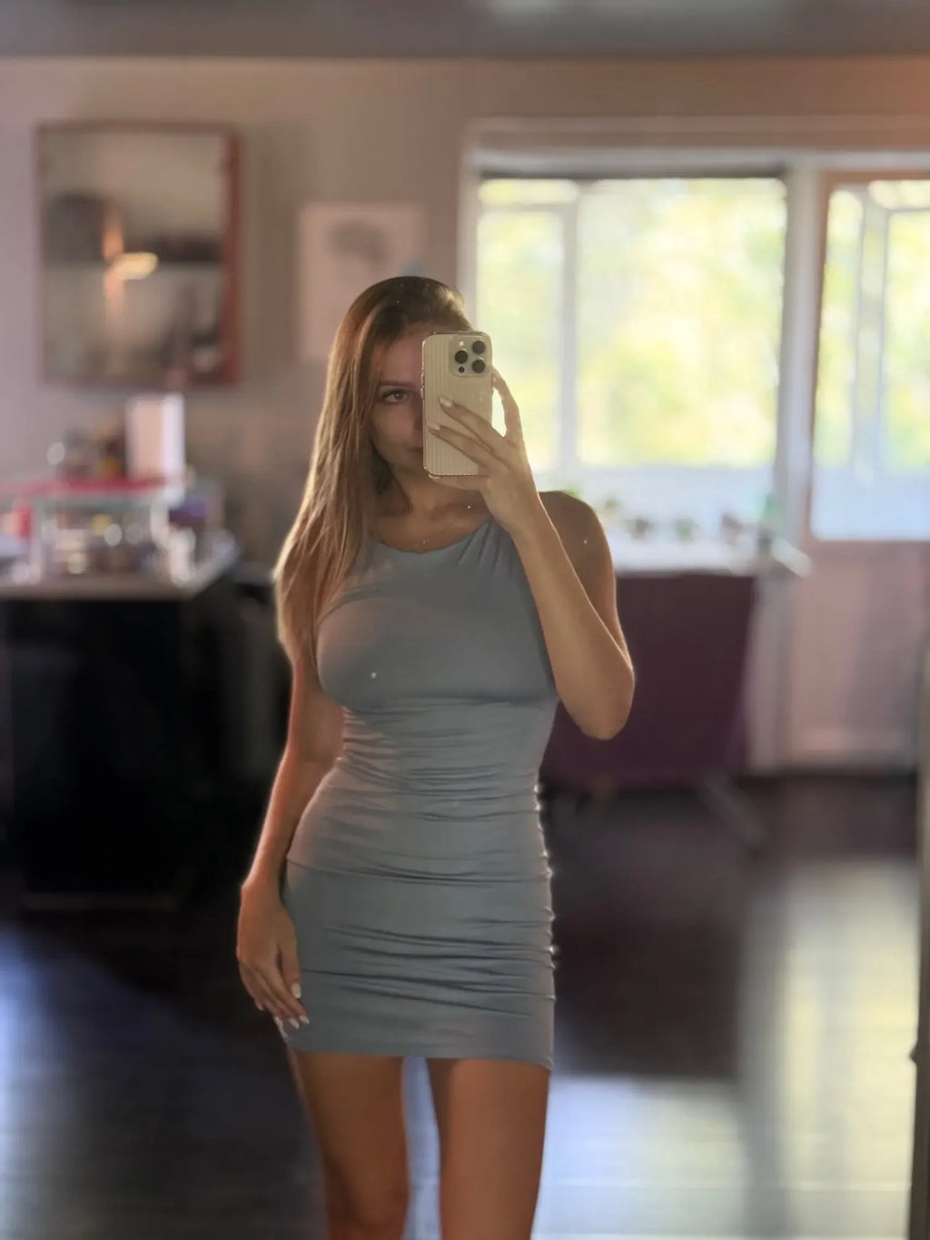 Vestido mini de punto sin mangas con cuello redondo