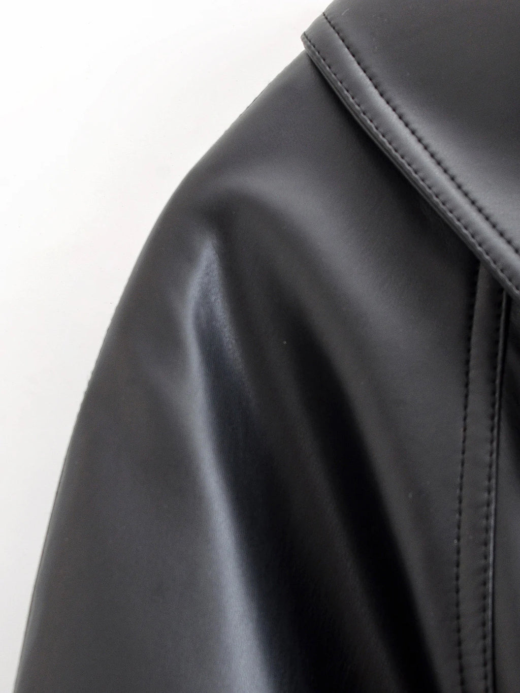 Chaqueta de polipiel con solapa y cinturón estilo motero