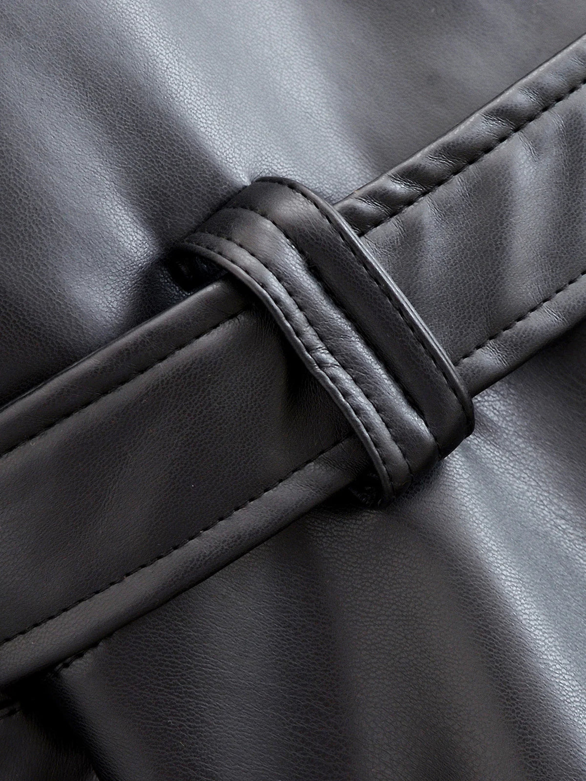 Chaqueta de polipiel con solapa y cinturón estilo motero