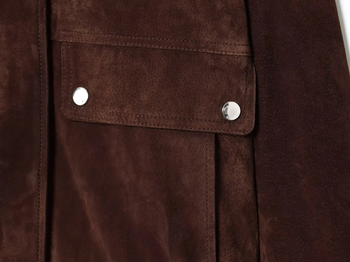 Chaqueta ajustada de cuello alto con cremallera y bolsillos