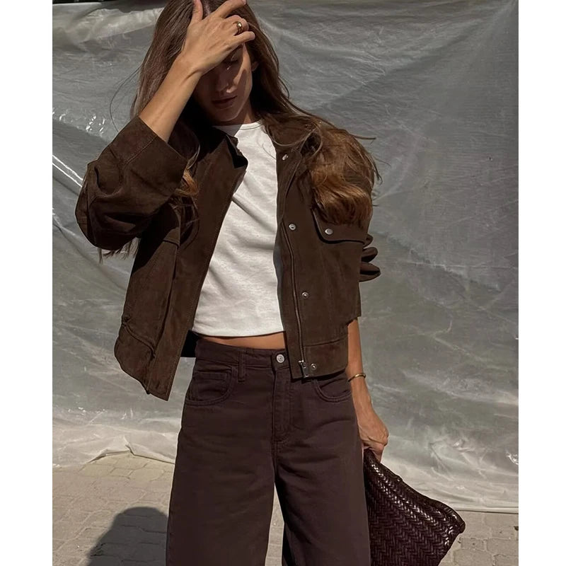 Chaqueta ajustada de cuello alto con cremallera y bolsillos