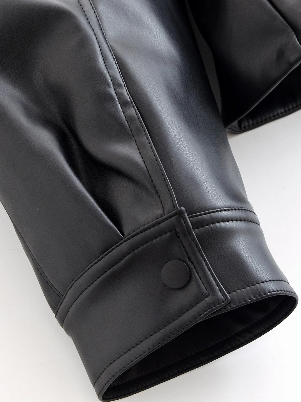 Chaqueta de polipiel con solapa y cinturón estilo motero