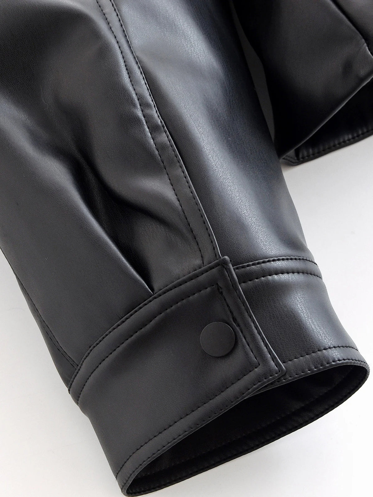 Chaqueta de polipiel con solapa y cinturón estilo motero