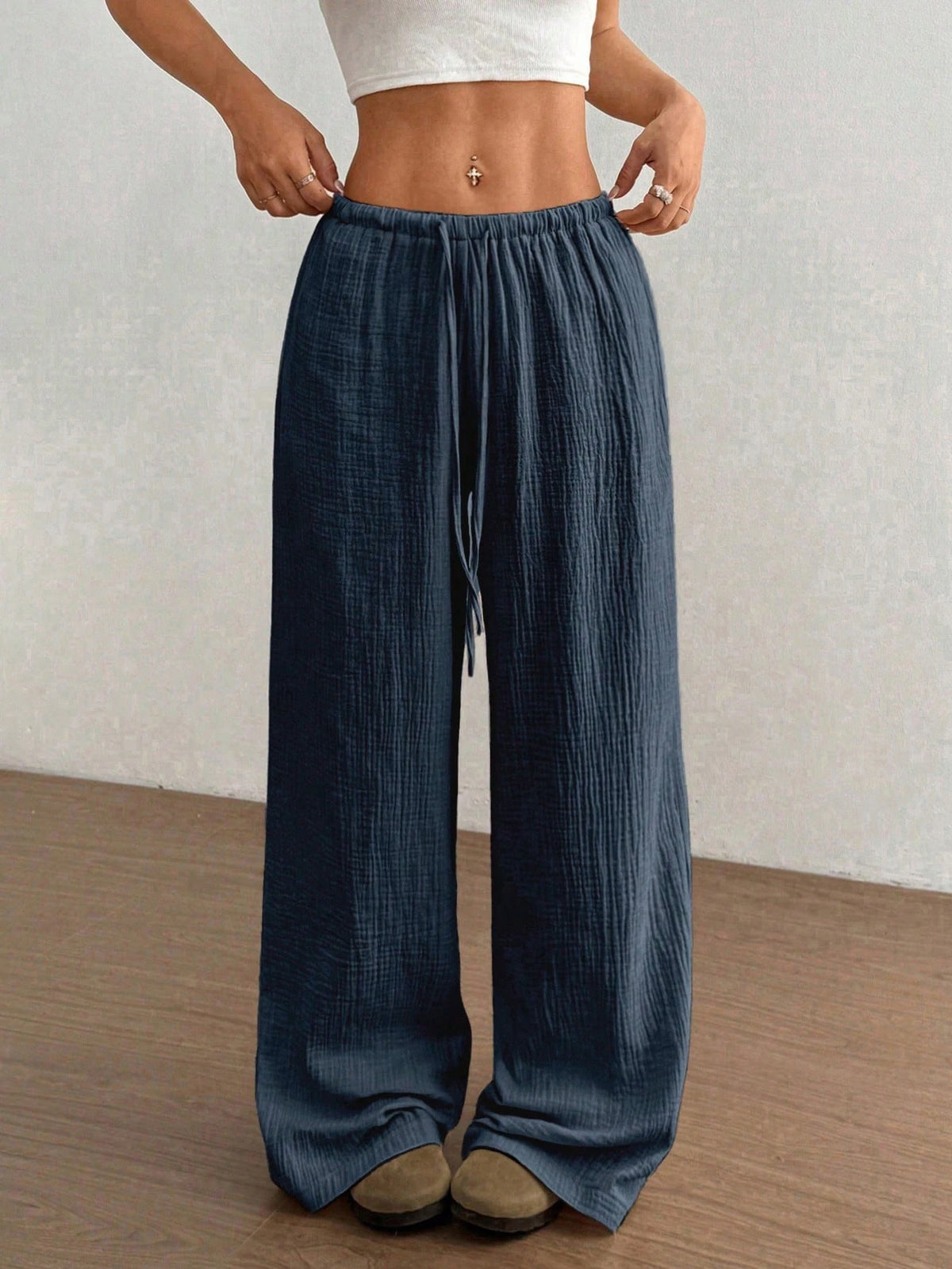 Pantalón de algodón con cordón y pierna ancha