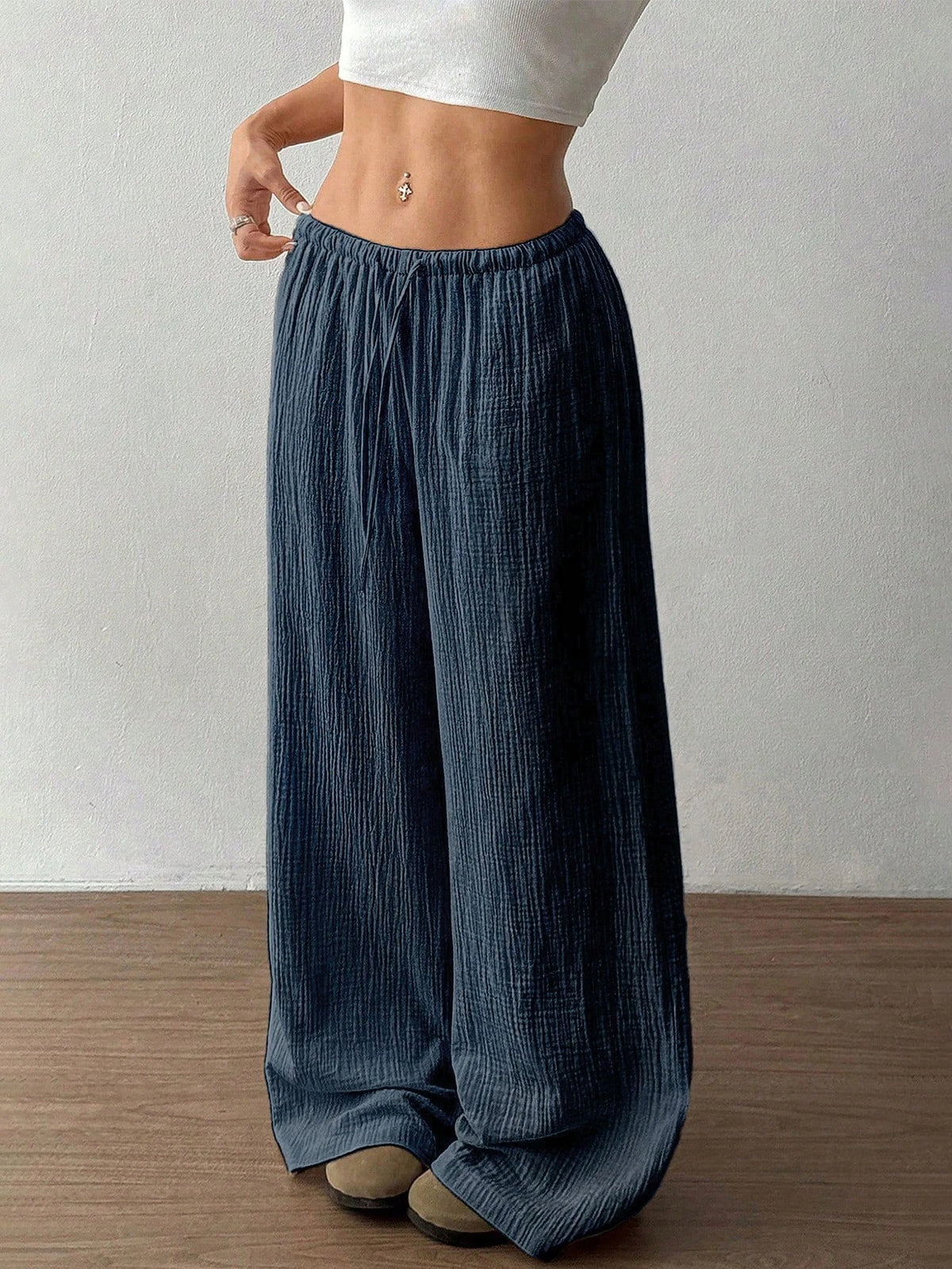 Pantalón de algodón con cordón y pierna ancha