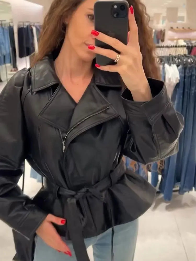 Chaqueta de polipiel con solapa y cinturón estilo motero