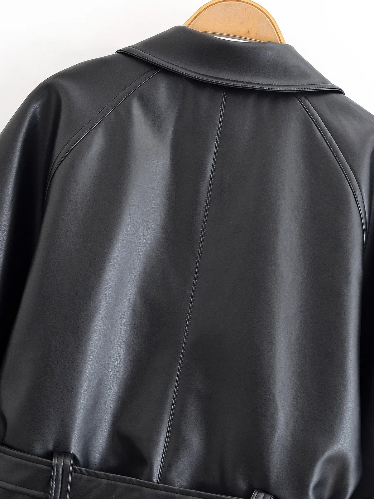 Chaqueta de polipiel con solapa y cinturón estilo motero