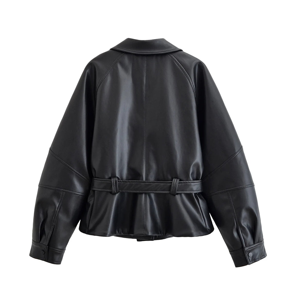Chaqueta de polipiel con solapa y cinturón estilo motero