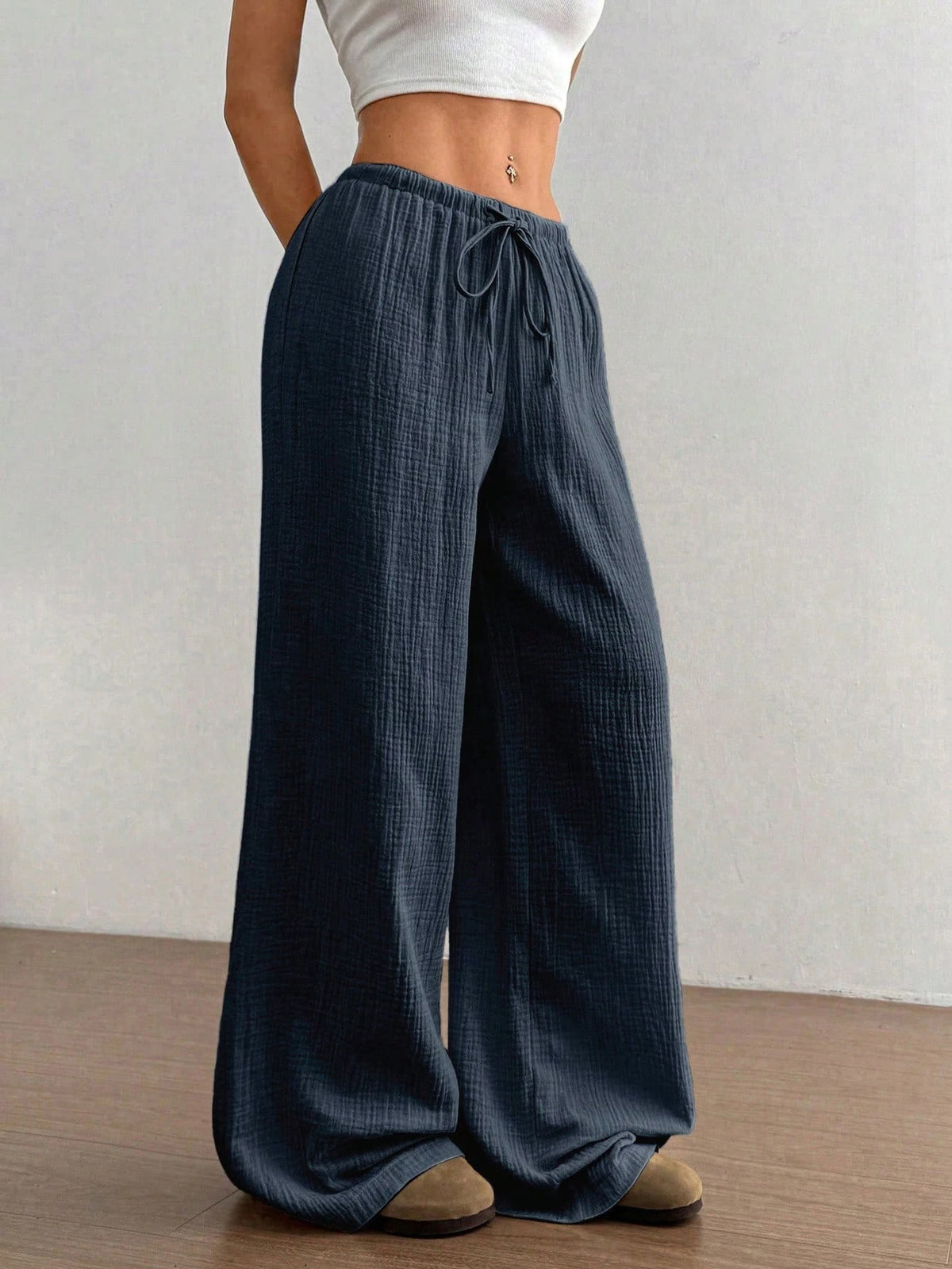 Pantalón de algodón con cordón y pierna ancha