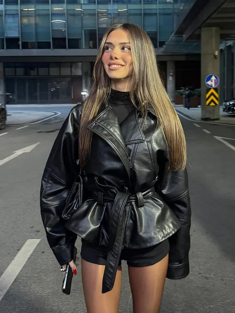 Chaqueta de polipiel con solapa y cinturón estilo motero